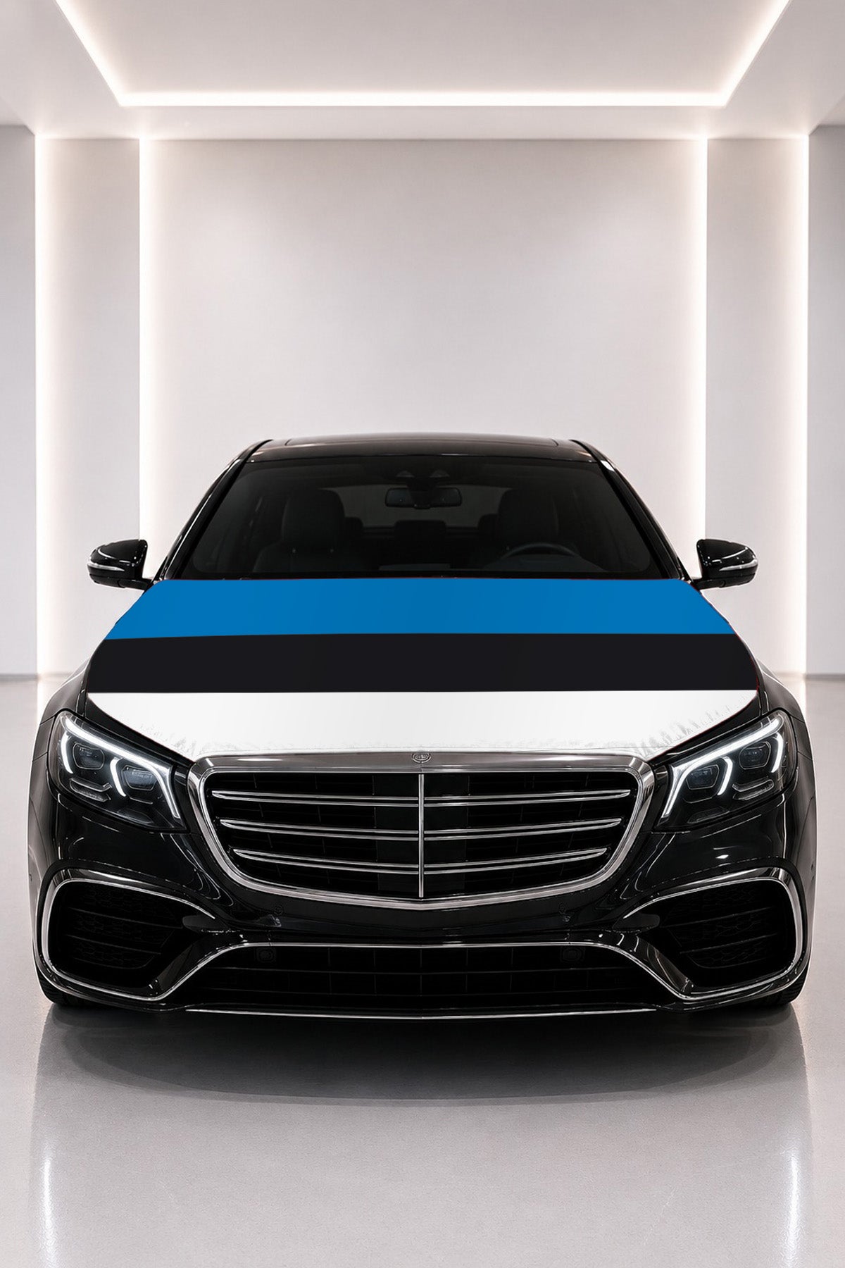 Couvre-capot drapeau de l'Estonie posé sur le capot d’une voiture noire