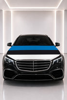 Couvre-capot drapeau de l'Estonie posé sur le capot d’une voiture noire