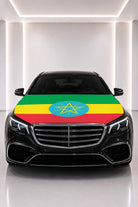 Couvre-capot drapeau de l'Éthiopie posé sur le capot d’une voiture noire