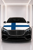 Couvre-capot drapeau de la Finlande posé sur le capot d’une voiture noire