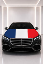 Couvre-capot drapeau de la France posé sur le capot d’une voiture noire