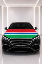 Couvre-capot drapeau de la Gambie posé sur le capot d’une voiture noire