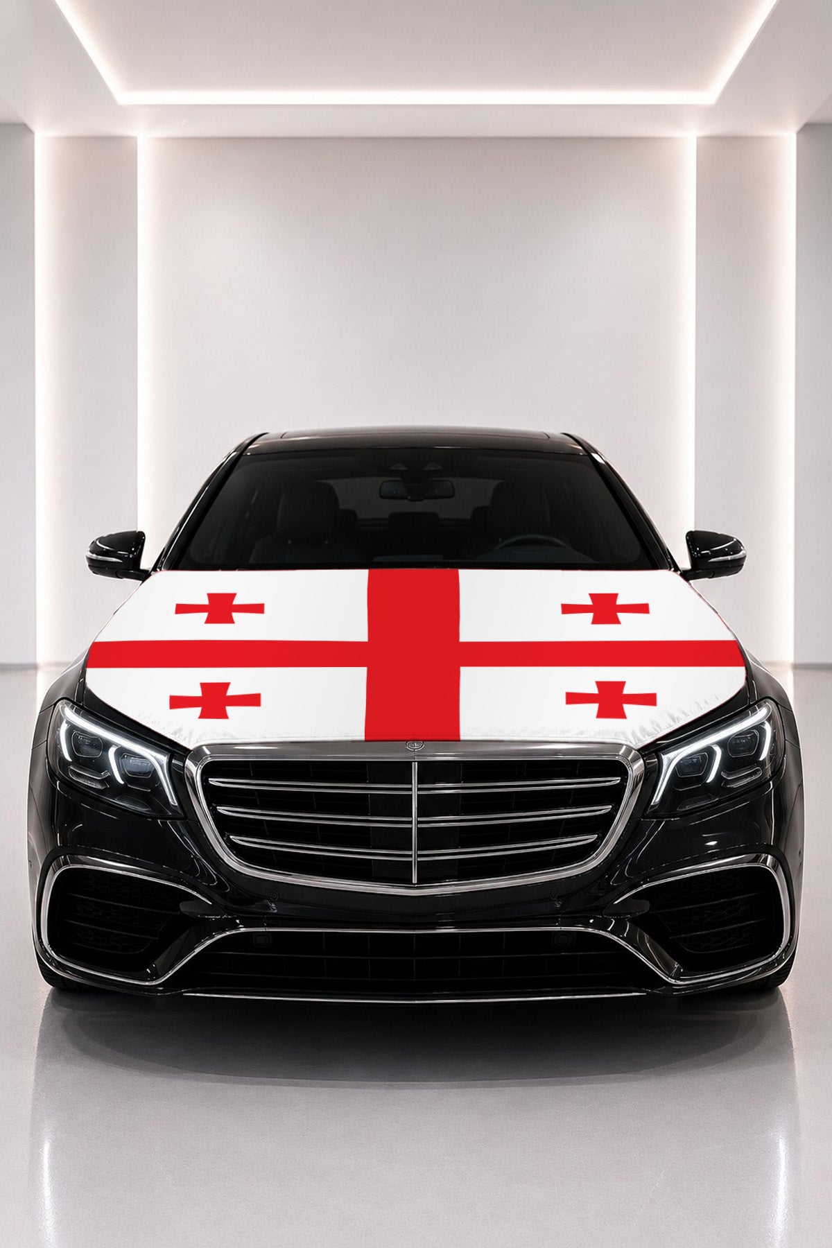 Couvre-capot drapeau de la Géorgie posé sur le capot d’une voiture noire
