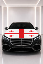 Couvre-capot drapeau de la Géorgie posé sur le capot d’une voiture noire