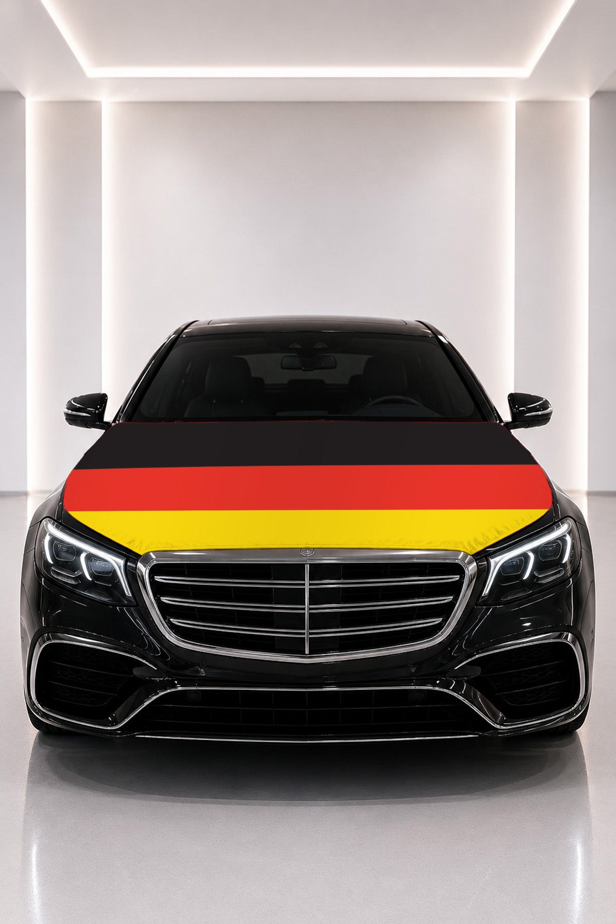 Couvre-capot drapeau de l'Allemagne posé sur le capot d’une voiture noire