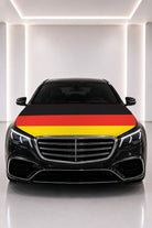 Couvre-capot drapeau de l'Allemagne posé sur le capot d’une voiture noire