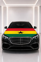 Couvre-capot drapeau du Ghana posé sur le capot d’une voiture noire