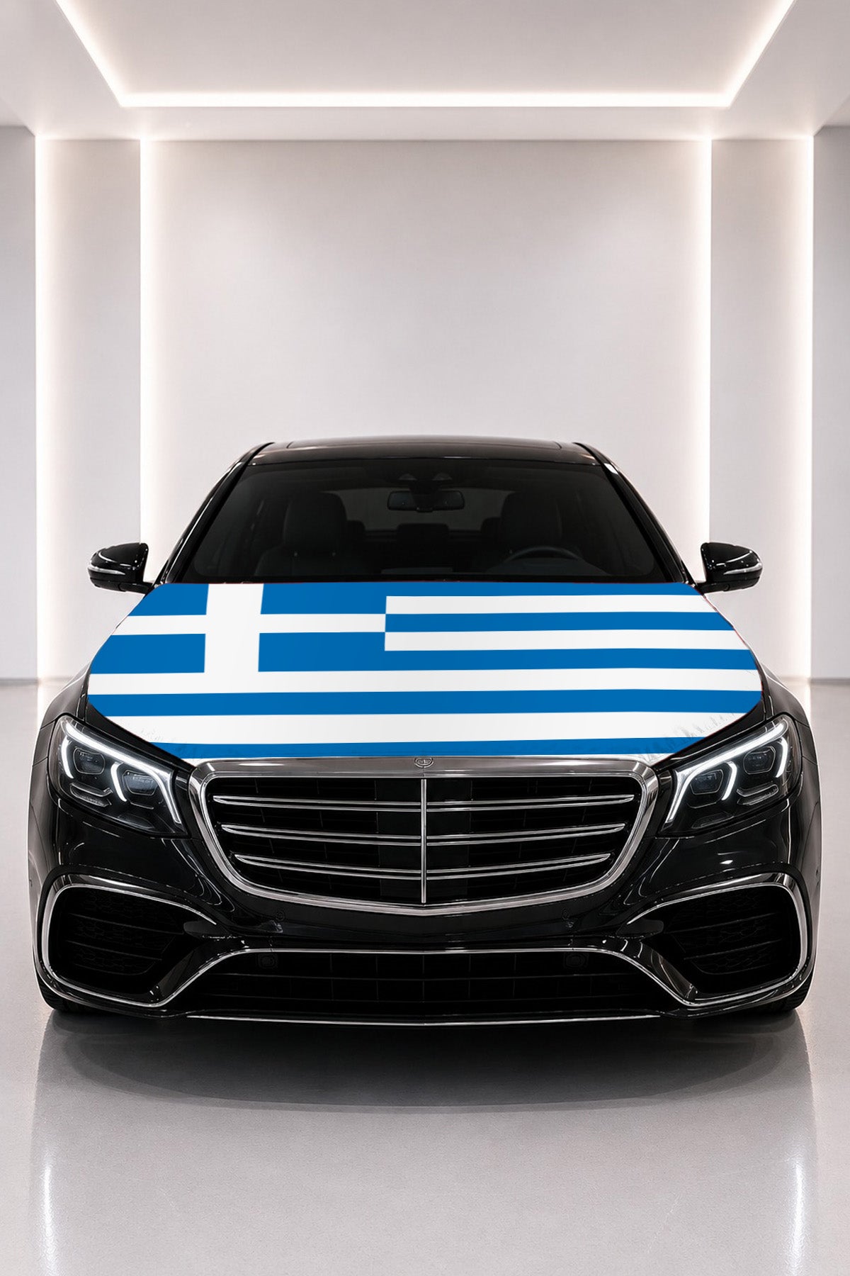 Couvre-capot drapeau de la Grèce posé sur le capot d’une voiture noire
