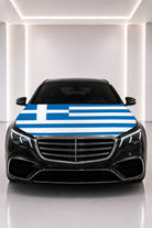 Couvre-capot drapeau de la Grèce posé sur le capot d’une voiture noire