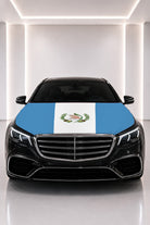 Couvre-capot drapeau du Guatemala posé sur le capot d’une voiture noire