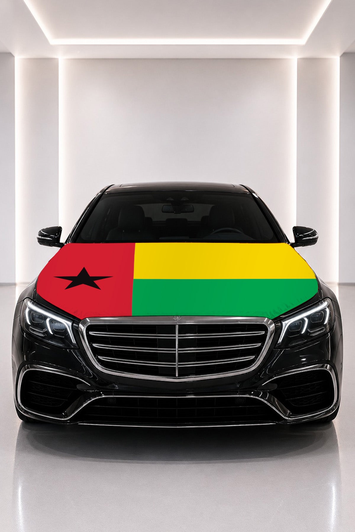 Couvre-capot drapeau de Guinée-Bissau posé sur le capot d’une voiture noire