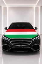 Couvre-capot drapeau de la Hongrie posé sur le capot d’une voiture noire