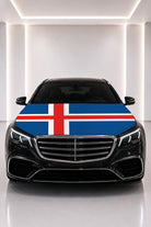 Couvre-capot drapeau de l'Islande posé sur le capot d’une voiture noire