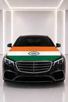 Couvre-capot drapeau de l'Inde posé sur le capot d’une voiture noire