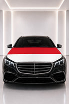 Couvre-capot drapeau de l'Indonésie posé sur le capot d’une voiture noire