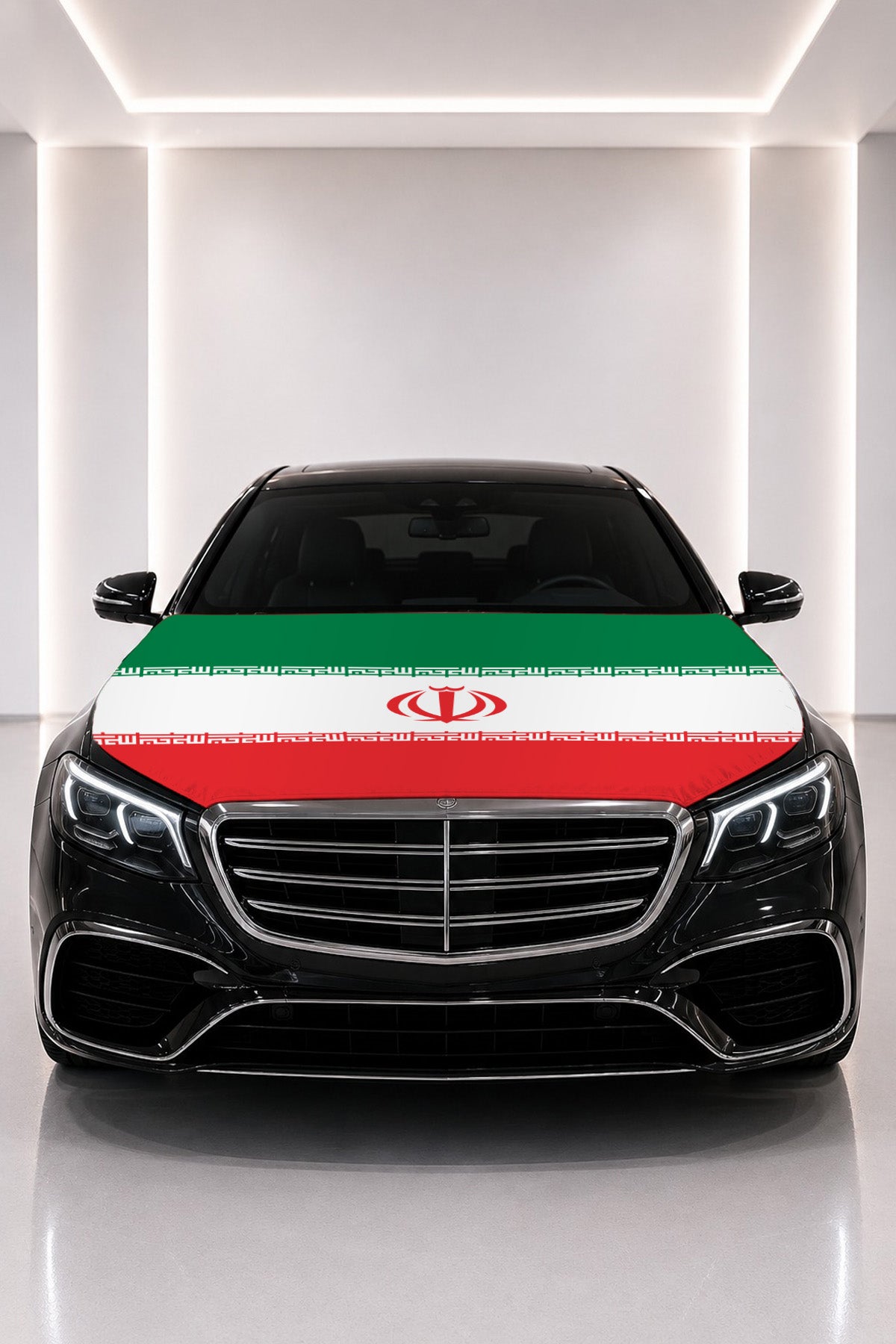 Couvre-capot drapeau de l'Iran posé sur le capot d’une voiture noire