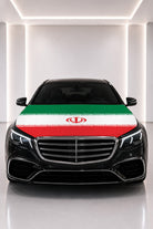 Couvre-capot drapeau de l'Iran posé sur le capot d’une voiture noire