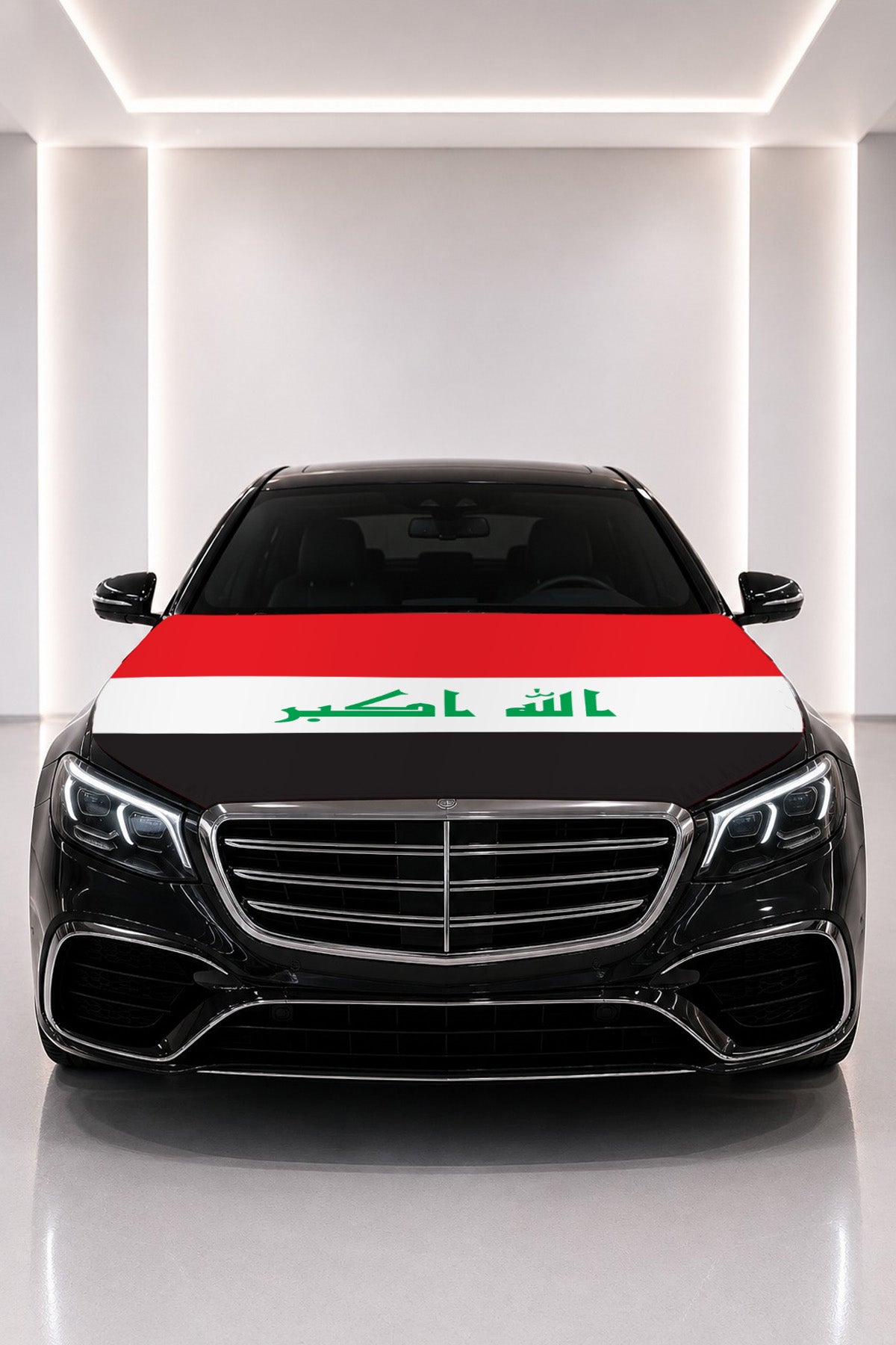 Couvre-capot drapeau de l'Irak posé sur le capot d’une voiture noire