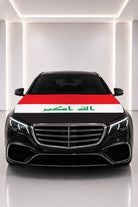 Couvre-capot drapeau de l'Irak posé sur le capot d’une voiture noire