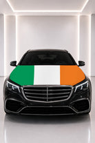 Couvre-capot drapeau de l'Irlande posé sur le capot d’une voiture noire