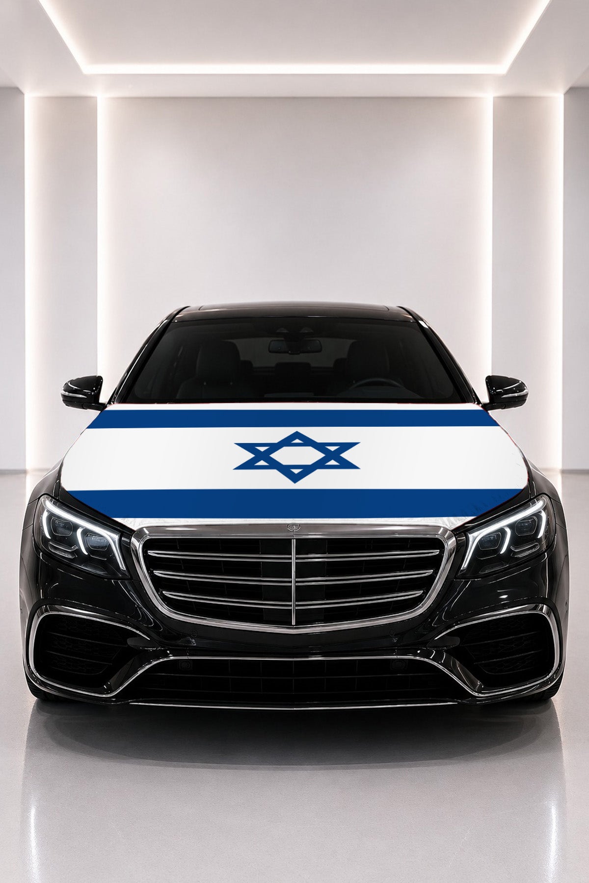 Couvre-capot drapeau d'Israël posé sur le capot d’une voiture noire