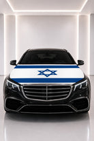 Couvre-capot drapeau d'Israël posé sur le capot d’une voiture noire