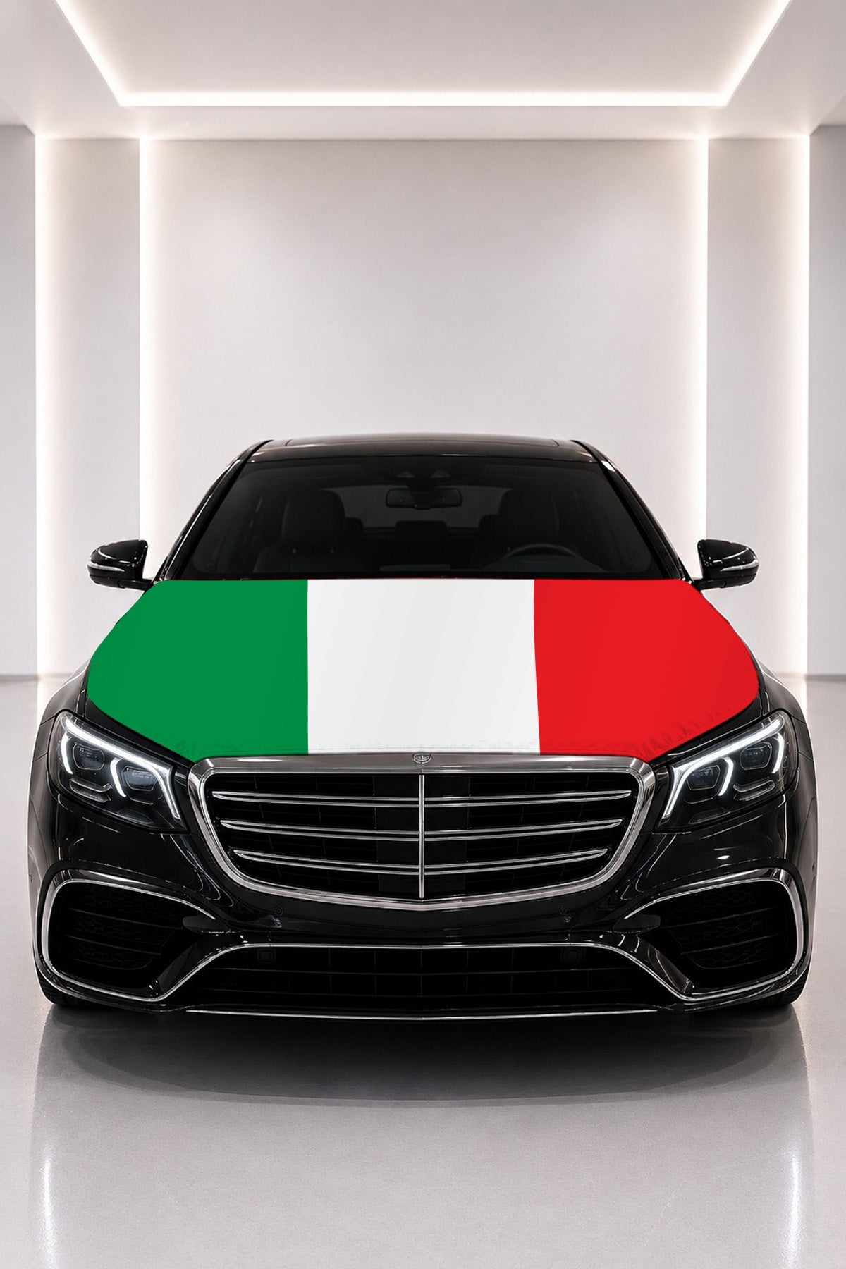 Couvre-capot drapeau de l'Italie posé sur le capot d’une voiture noire