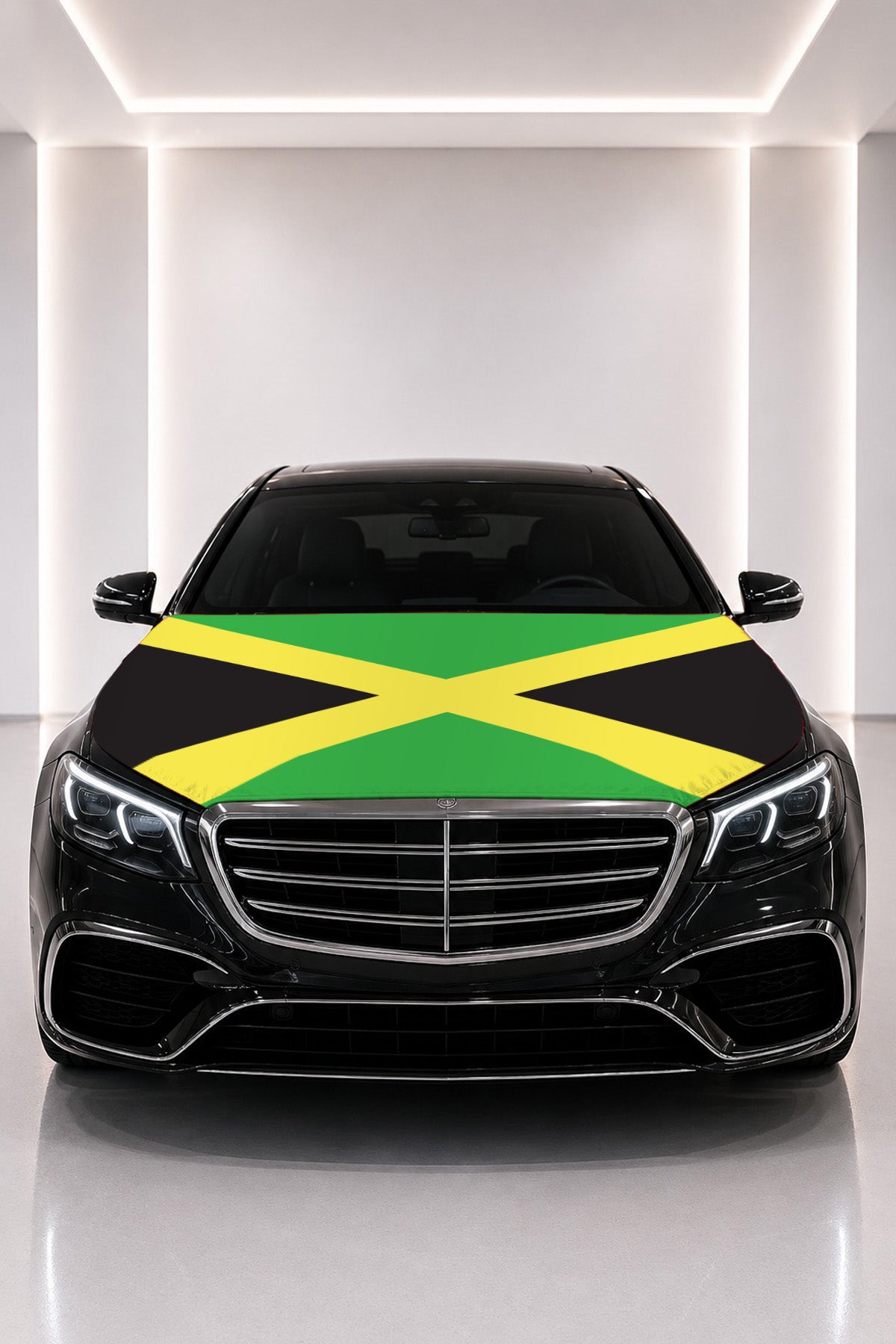 Couvre-capot drapeau de la Jamaïque posé sur le capot d’une voiture noire