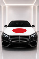 Couvre-capot drapeau du Japon posé sur le capot d’une voiture noire