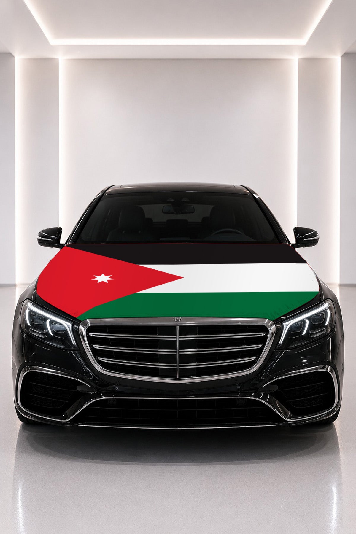 Couvre-capot drapeau de la Jordanie posé sur le capot d’une voiture noire