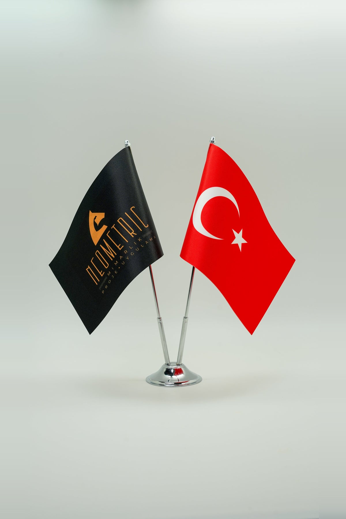 Logo Baskılı Türk Masa Bayrağı Seti — kurumsal masa üzerinde kullanım