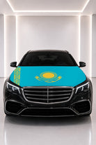 Couvre-capot drapeau du Kazakhstan posé sur le capot d’une voiture noire
