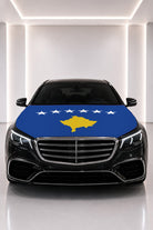 Couvre-capot drapeau du Kosovo posé sur le capot d’une voiture noire
