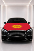 Couvre-capot drapeau du Kirghizistan posé sur le capot d’une voiture noire