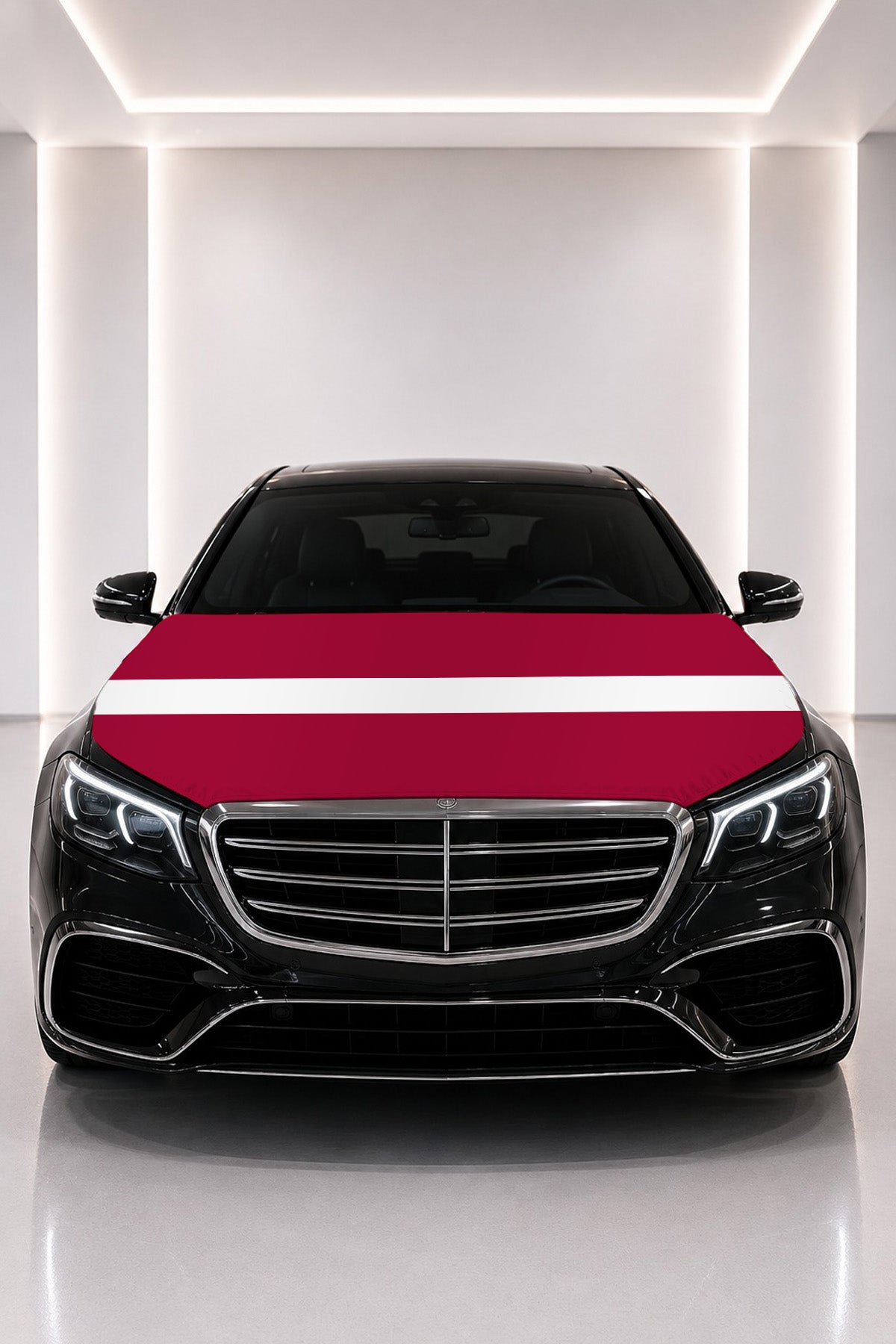 Couvre-capot drapeau de la Lettonie posé sur le capot d’une voiture noire