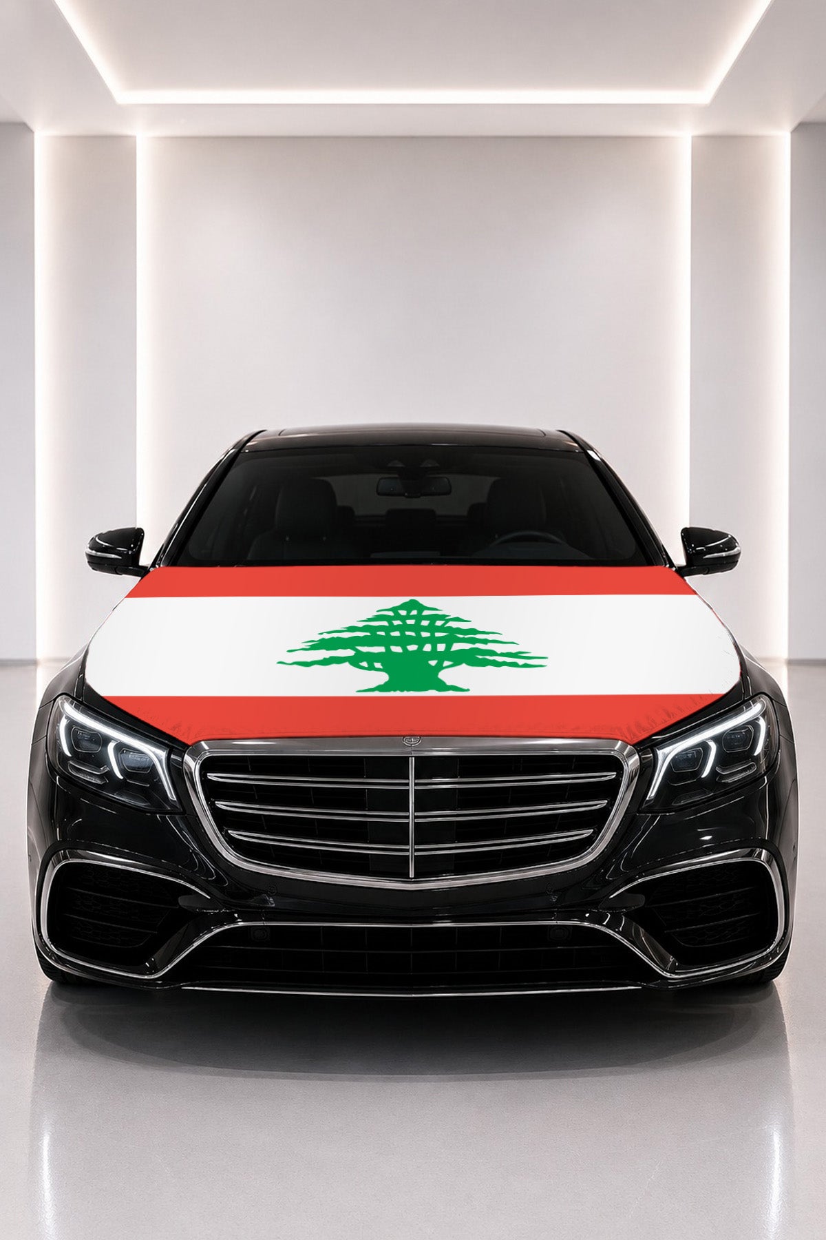 Couvre-capot drapeau du Liban posé sur le capot d’une voiture noire