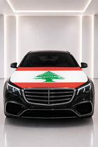 Couvre-capot drapeau du Liban posé sur le capot d’une voiture noire
