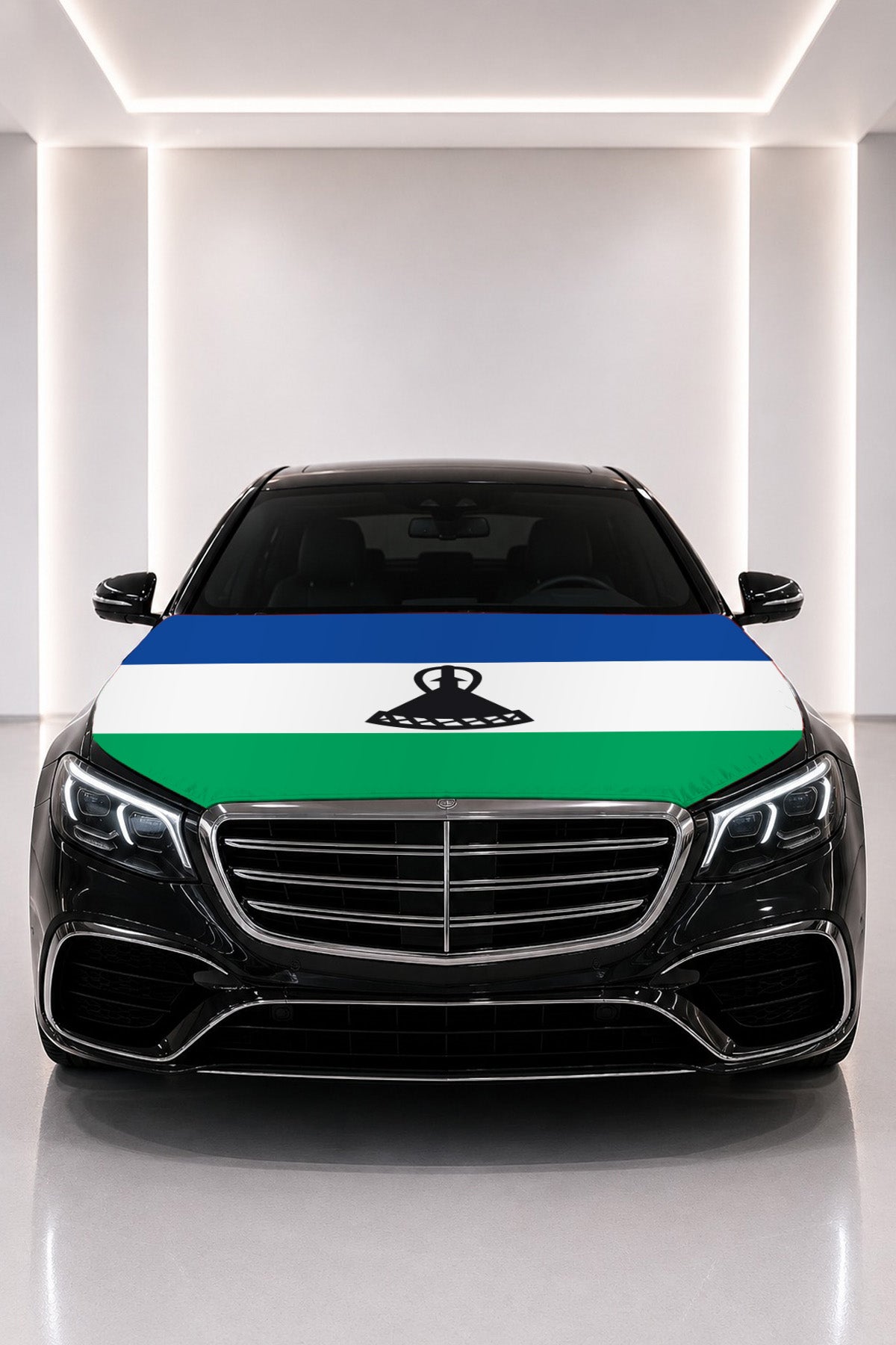 Couvre-capot drapeau du Lesotho posé sur le capot d’une voiture noire