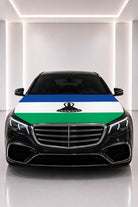 Couvre-capot drapeau du Lesotho posé sur le capot d’une voiture noire