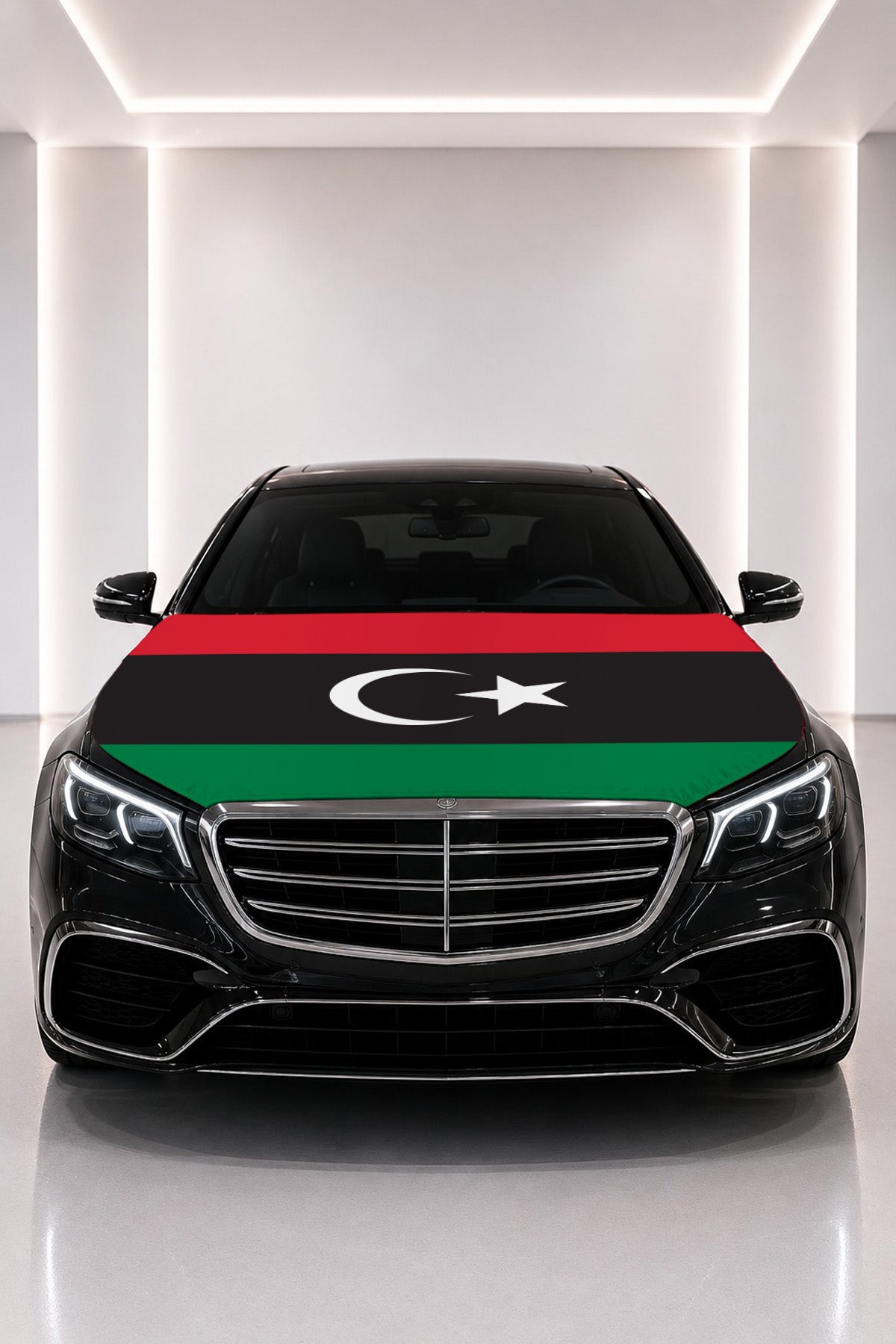Couvre-capot drapeau de la Libye posé sur le capot d’une voiture noire