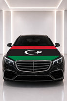 Couvre-capot drapeau de la Libye posé sur le capot d’une voiture noire