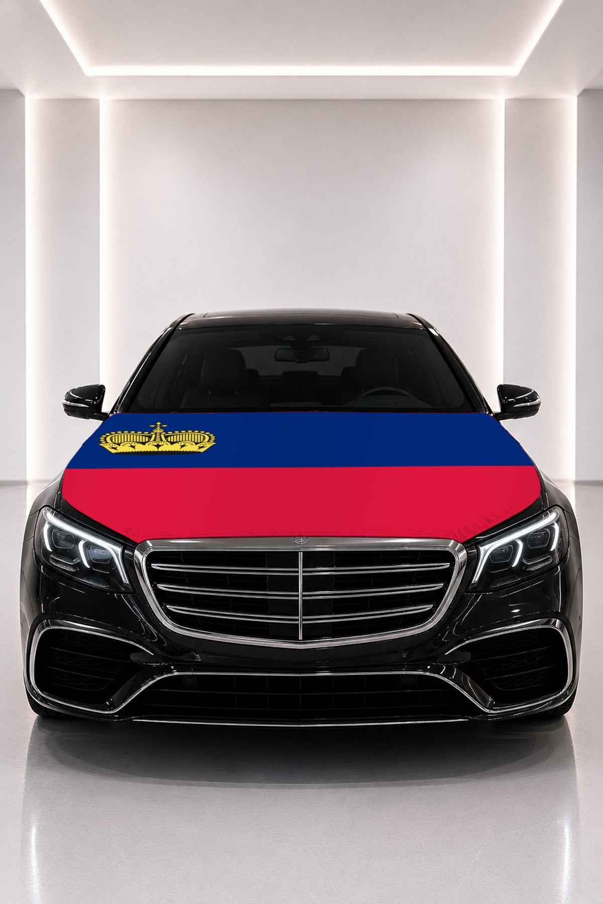 Couvre-capot drapeau du Liechtenstein posé sur le capot d’une voiture noire