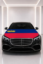 Couvre-capot drapeau du Liechtenstein posé sur le capot d’une voiture noire