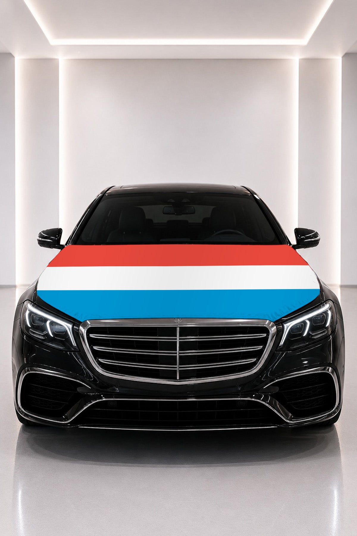 Couvre-capot drapeau du Luxembourg posé sur le capot d’une voiture noire