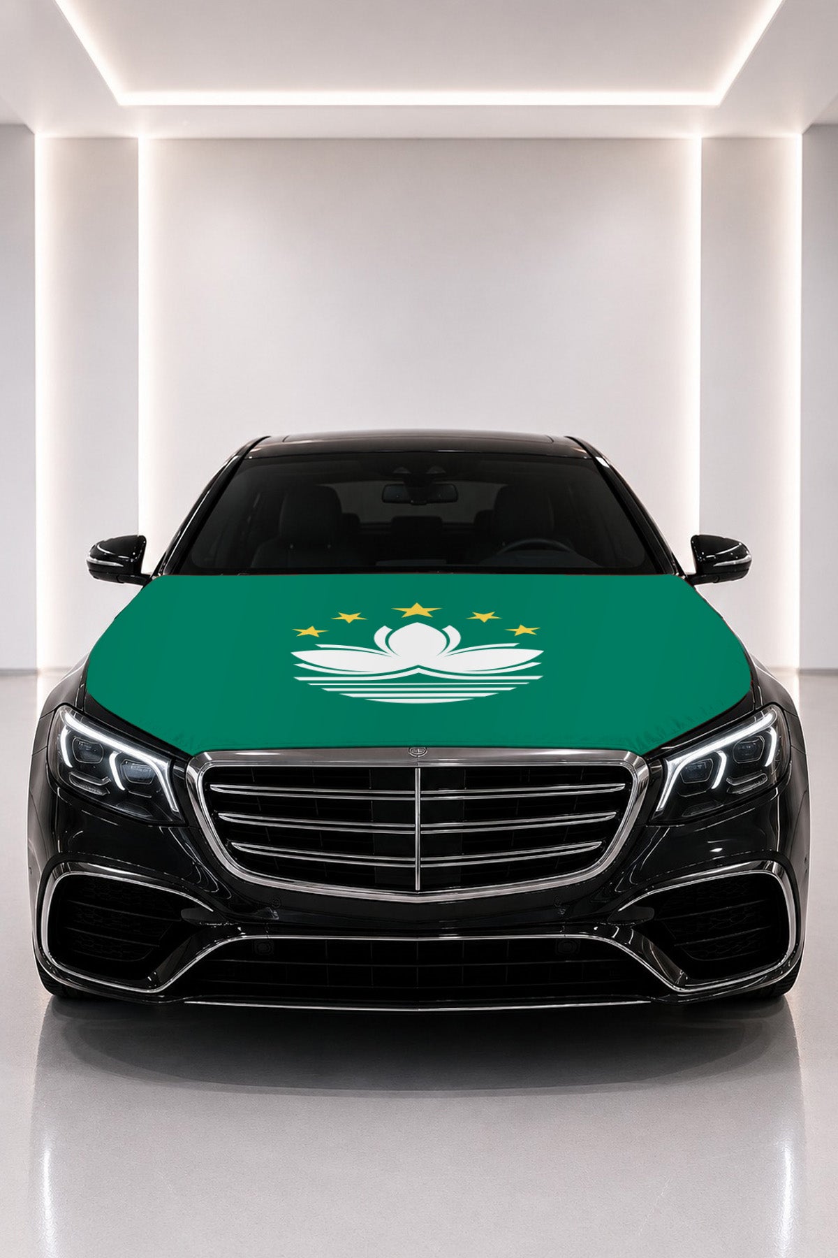 Couvre-capot drapeau de Macao posé sur le capot d’une voiture noire