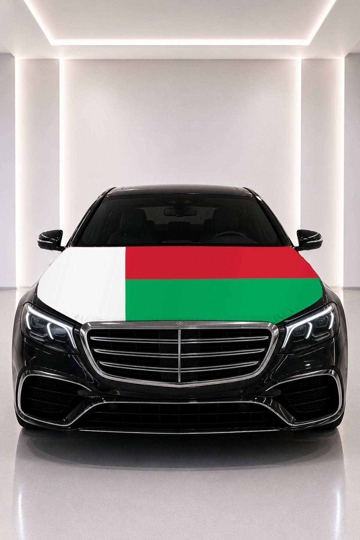 Couvre-capot drapeau de Madagascar posé sur le capot d’une voiture noire