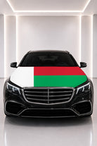 Couvre-capot drapeau de Madagascar posé sur le capot d’une voiture noire