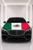 Couvre-capot drapeau du Mexique posé sur le capot d’une voiture noire