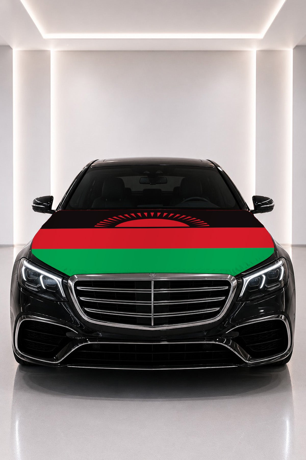 Couvre-capot drapeau du Malawi posé sur le capot d’une voiture noire