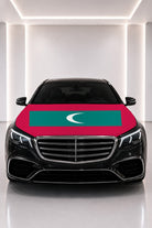 Couvre-capot drapeau des Maldives posé sur le capot d’une voiture noire